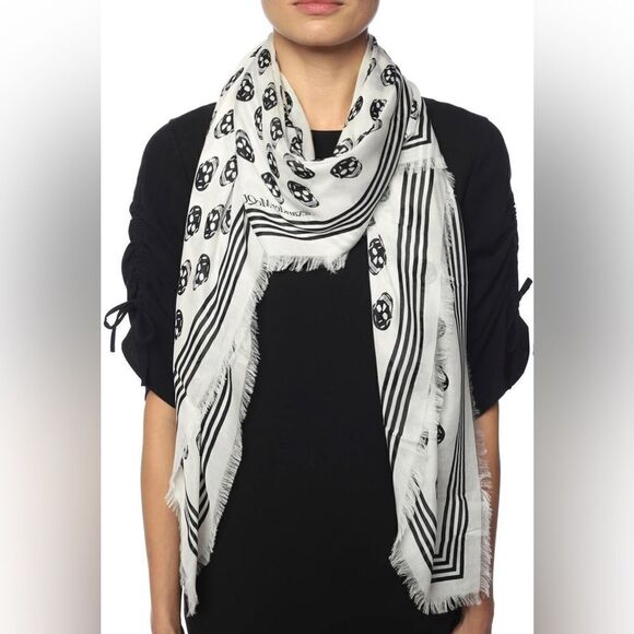 Alexander McQueen scarf in fabric with Skull print - Picture 3 of 15